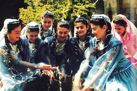 Mujeres en Azerbaiyán – HiSoUR Arte Cultura Historia